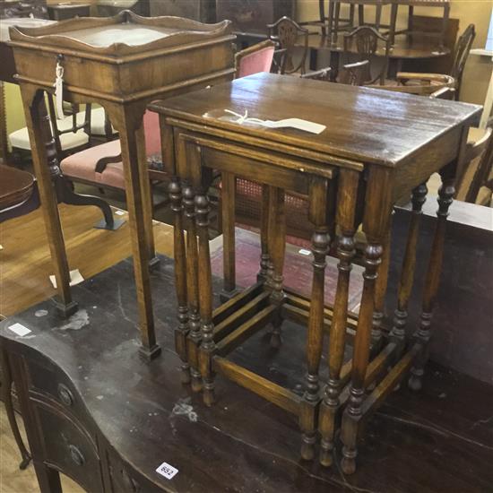 Georgian style walnut urn stand & a nest of three oak tea tables